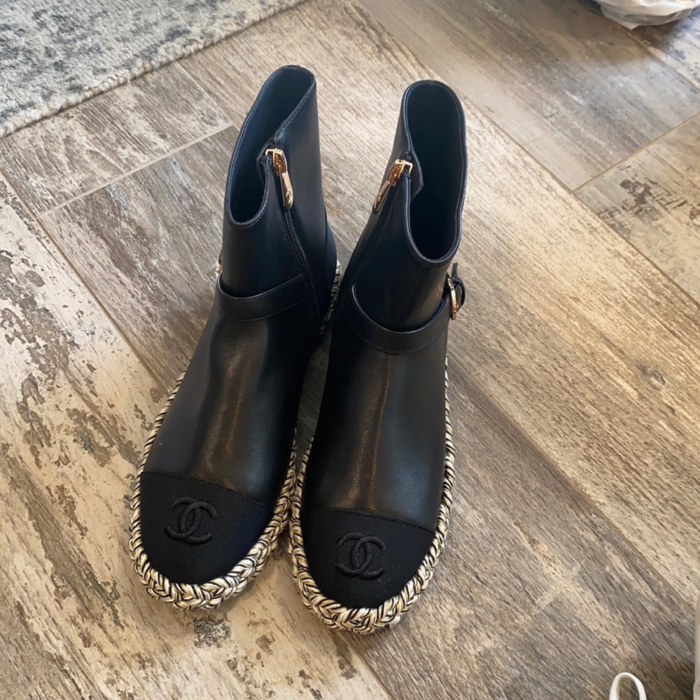 Size 6&1/2 US fits like a US 6